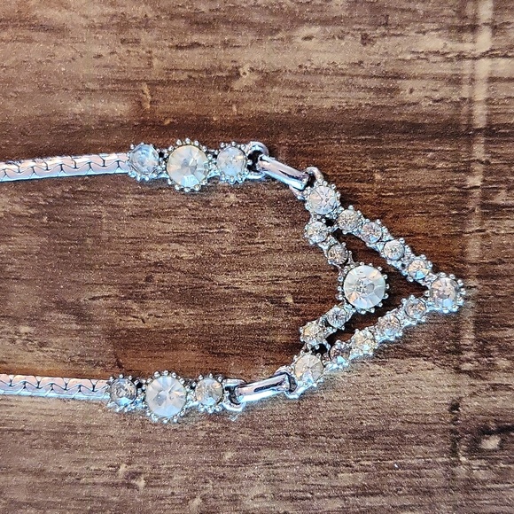 Vintage Flower V Necklace - Picture 4 of 6